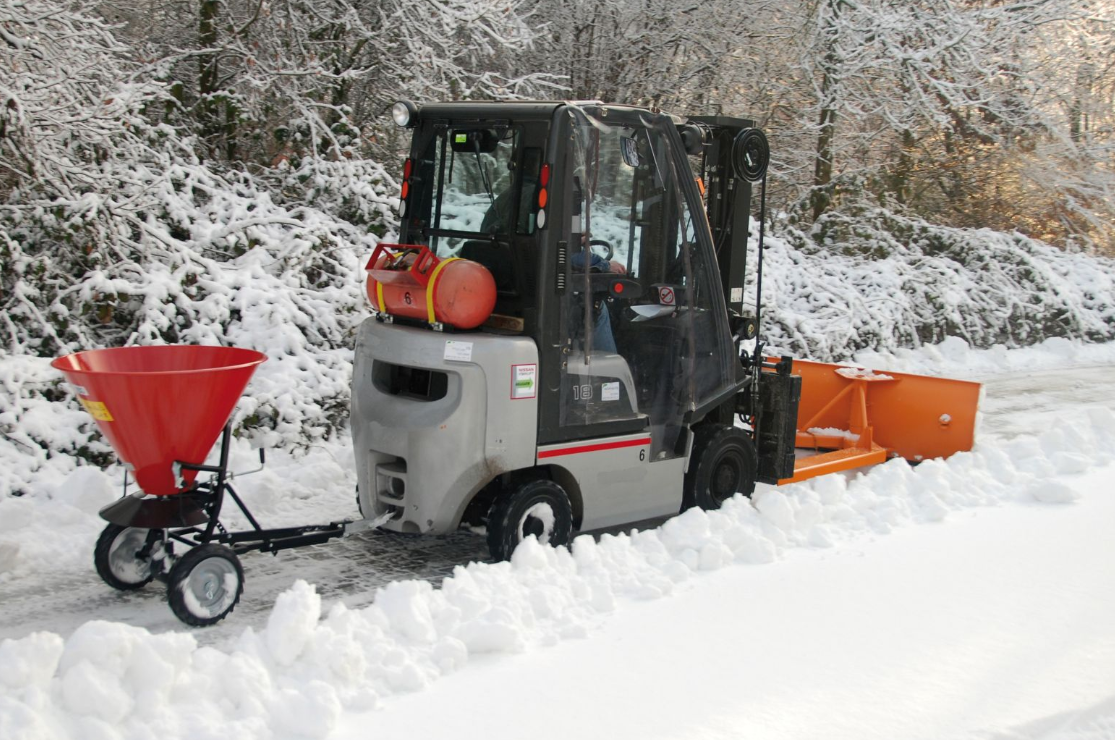 Winterpaket: Schneeschieber und Streuwagen